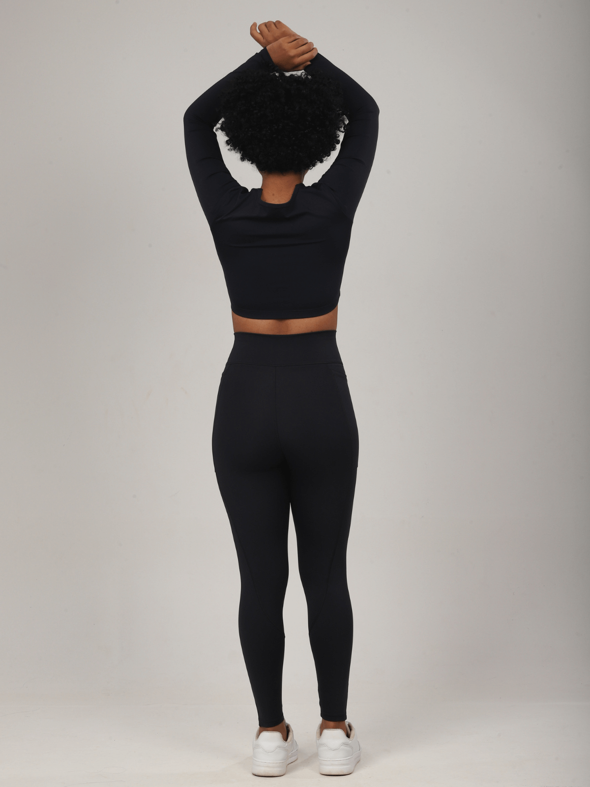 CROPPED MANGA LONGA PRETO