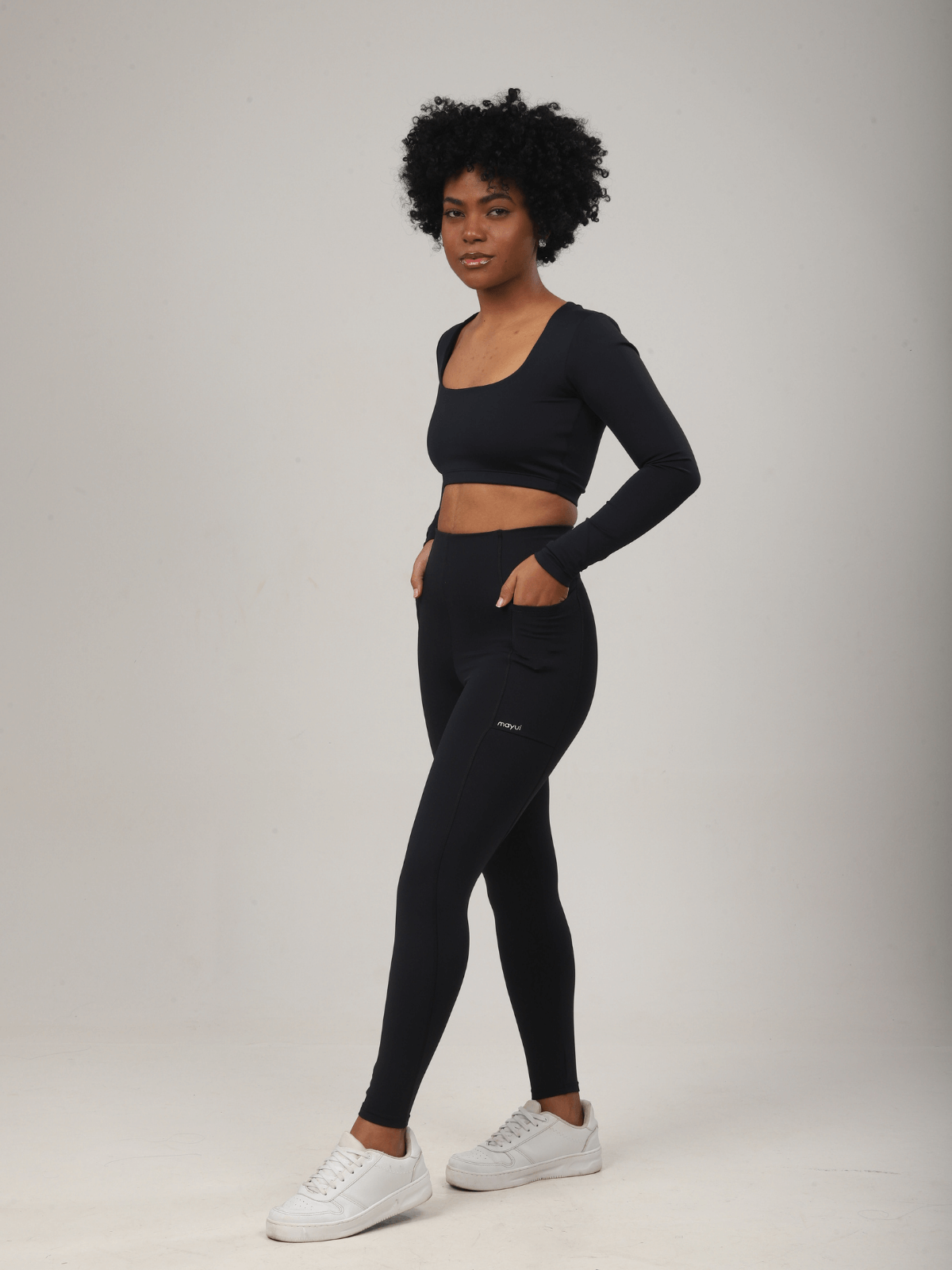 CROPPED MANGA LONGA PRETO