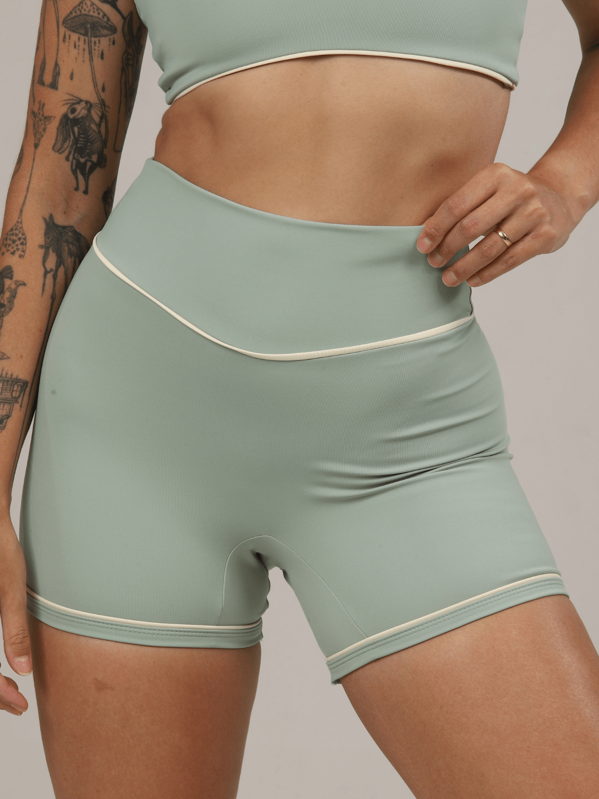 SHORT ESSENTIAL PISTACHE