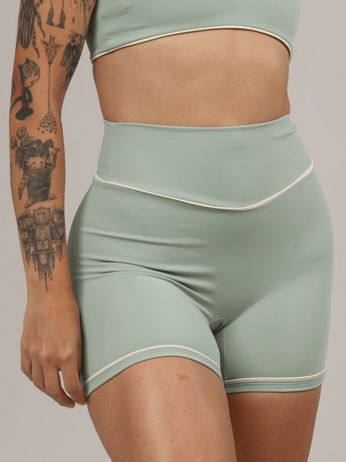 SHORT ESSENTIAL PISTACHE