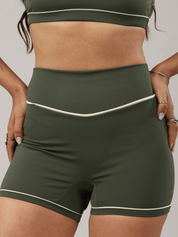 SHORT ESSENTIAL VERDE MILITAR