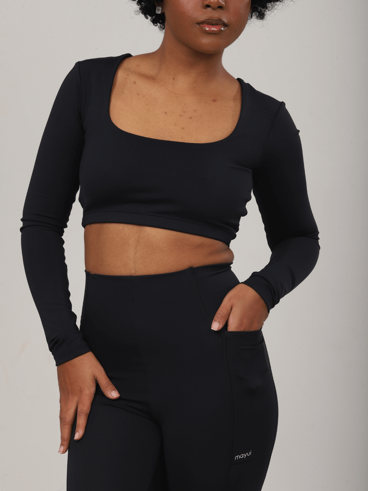 CROPPED MANGA LONGA PRETO