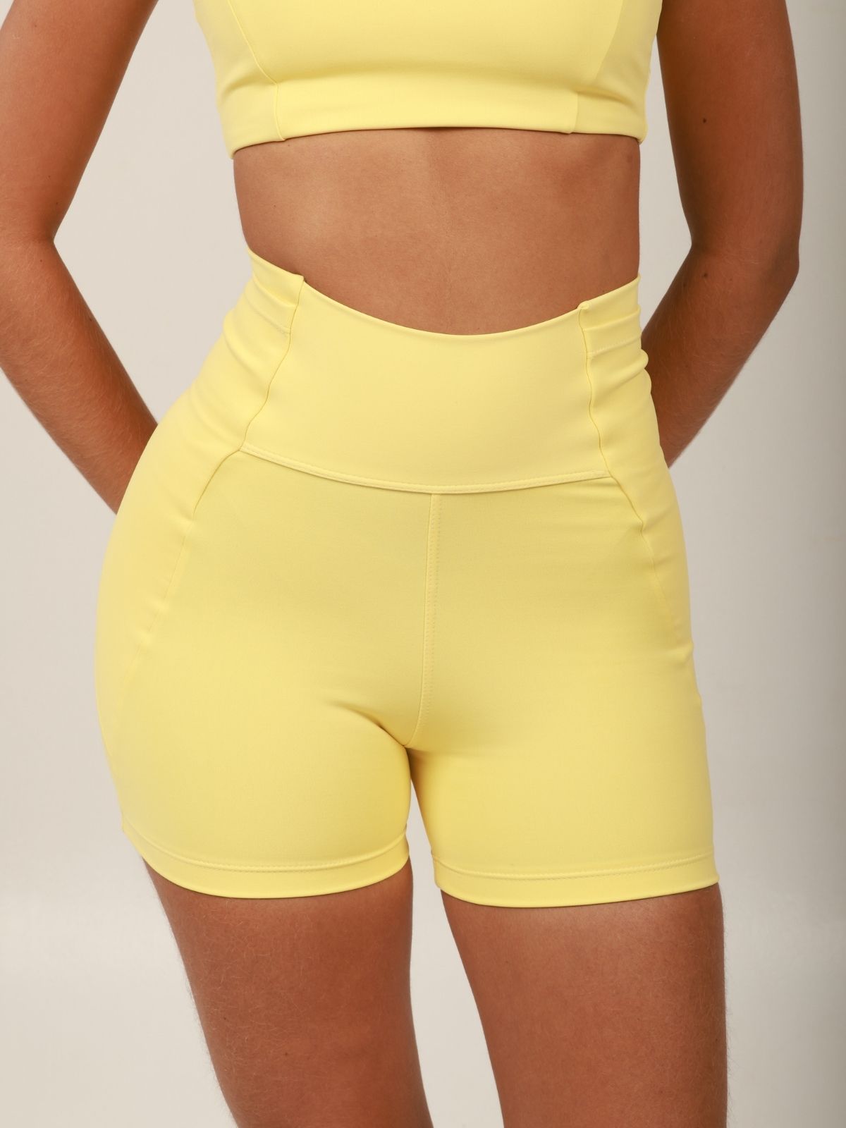 SHORT POCKET AMARELO BUTTER